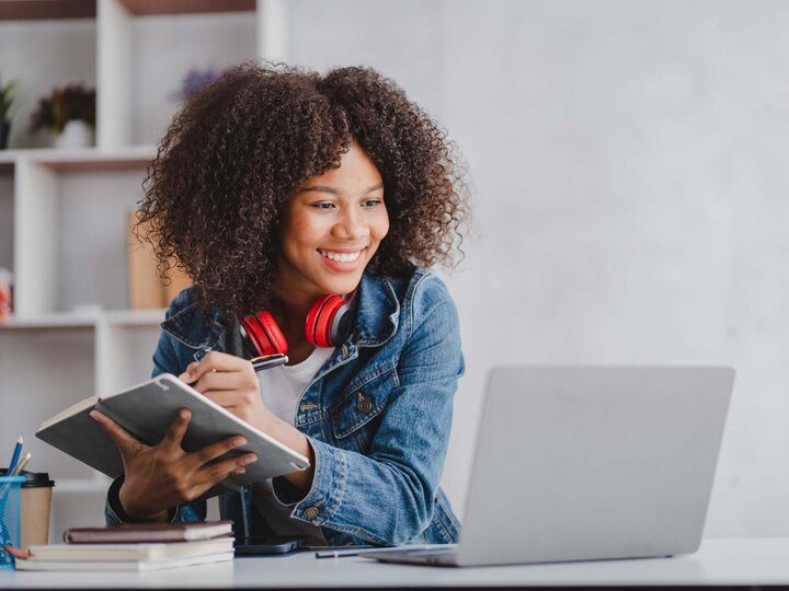 digital marketing student with laptop